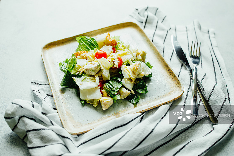 美味的凯撒沙拉大碗摆拍图片素材