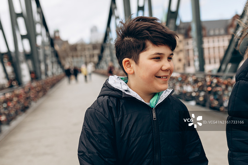 走在法兰克福桥上的男孩特写图片素材