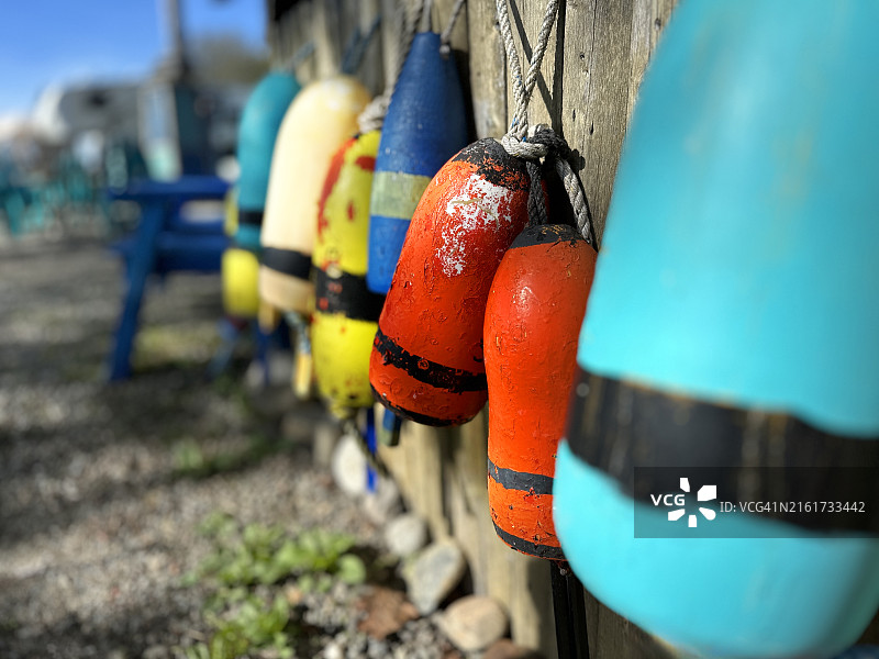 码头上悬挂的彩色龙虾笼浮标图片素材