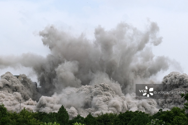 拆除时升起的烟雾图片素材