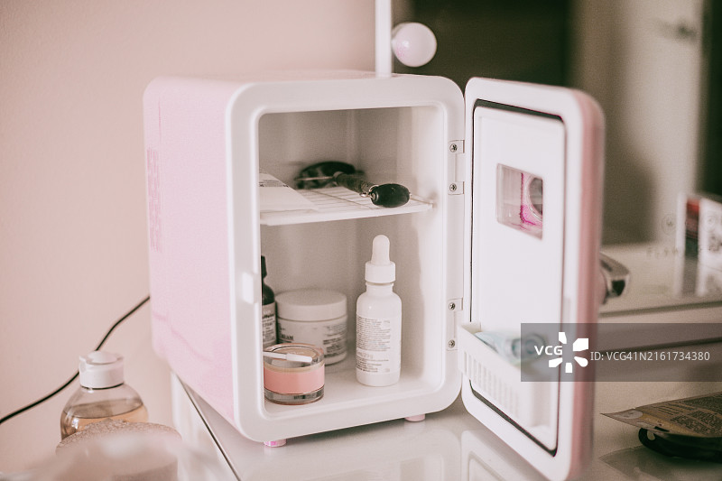 用于存放护肤品的迷你冰箱图片素材