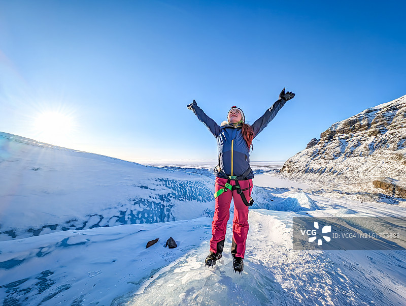 冰岛斯卡夫塔费尔冰川上的胜利时刻图片素材