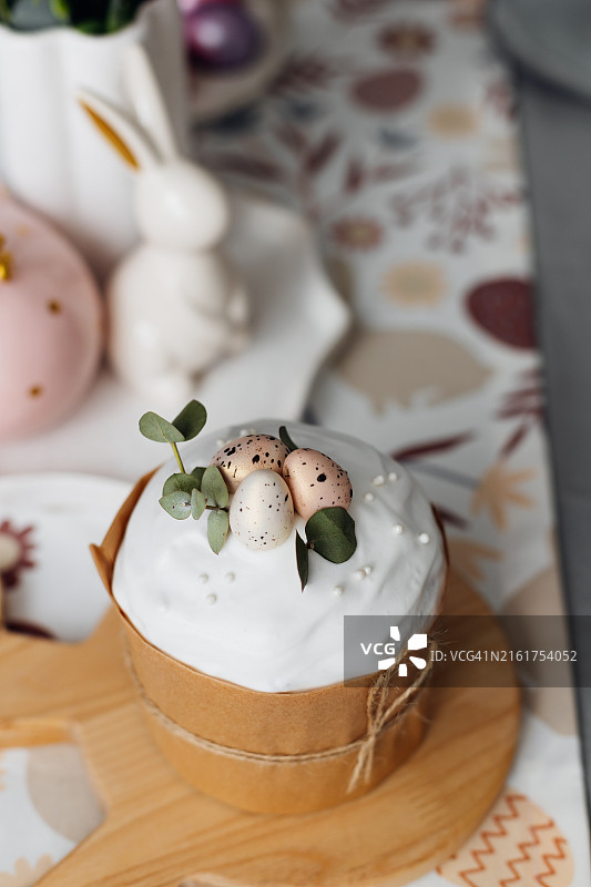 复活节面包与木板装饰图片素材