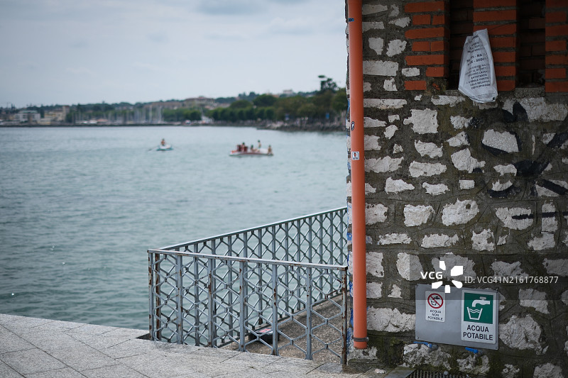 警告标志和湖边闸门图片素材