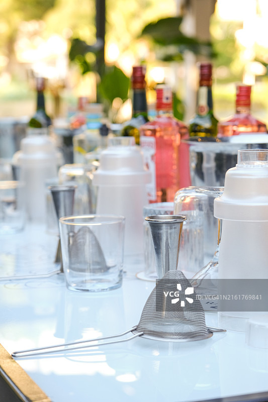 摆满调酒设备和瓶子的桌子图片素材