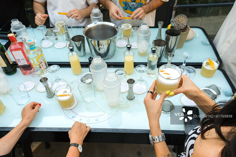 一群朋友在酒吧参加鸡尾酒调酒派对（俯视角度）图片素材