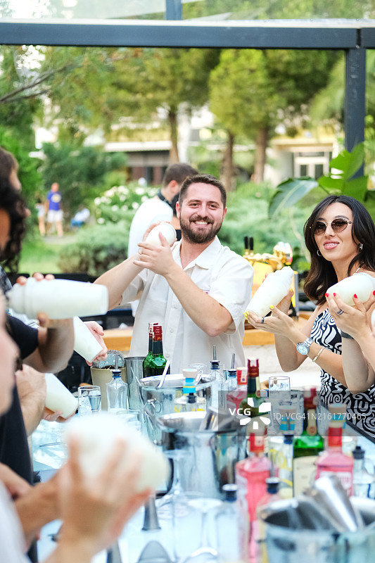 年轻人在调酒工作坊准备鸡尾酒图片素材