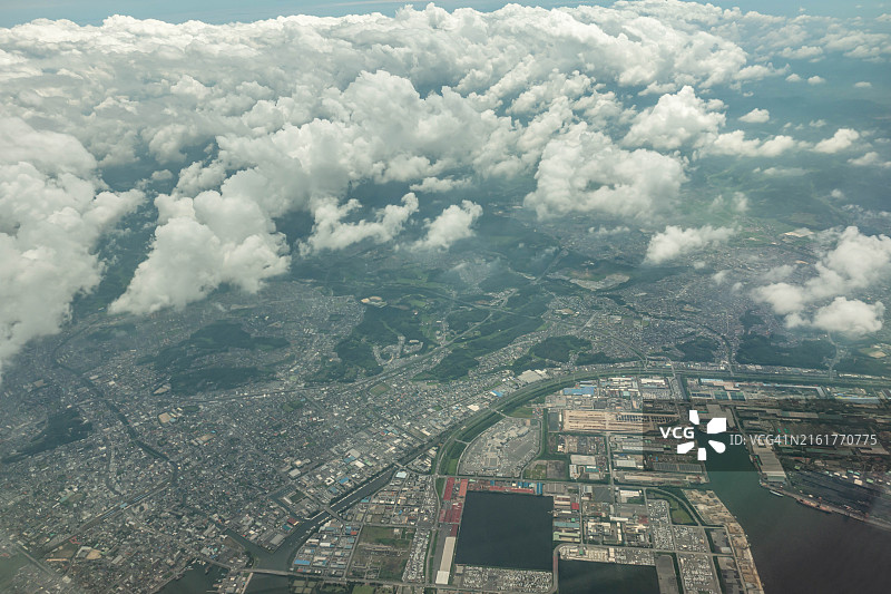 从飞机上俯瞰日本千叶工厂区的夏日云彩图片素材