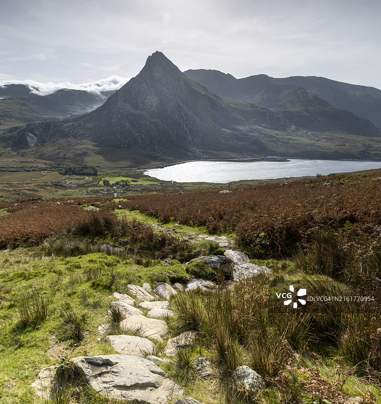 英国威尔士斯诺登尼亚奥格温谷的岩石小路，可看到特里凡山和奥格登湖图片素材