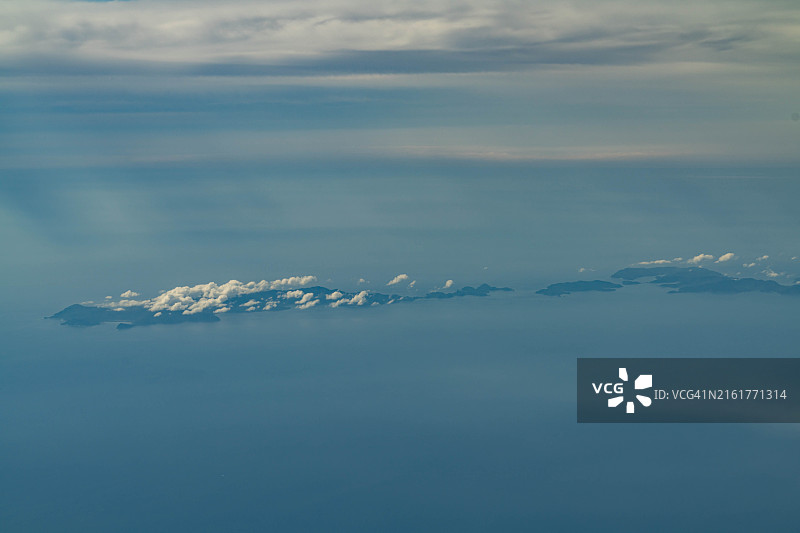 从飞机上俯瞰日本鹿儿岛的甑岛群岛图片素材