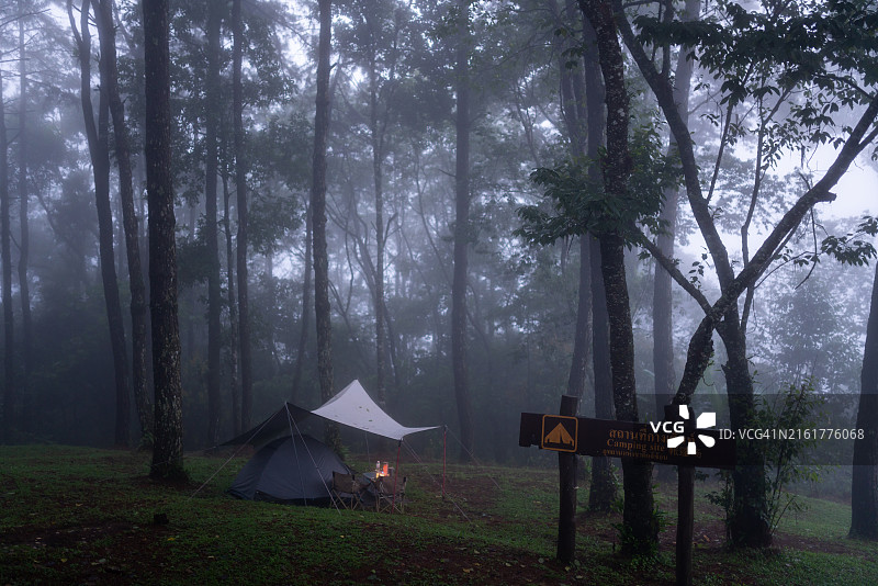 泰国清迈公园内的帐篷营地图片素材
