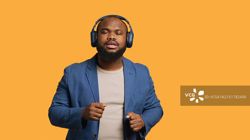 男人假装是DJ，在虚拟转盘上进行混音，工作室图片素材