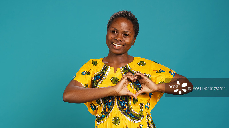 甜美女孩用手比心形图片素材