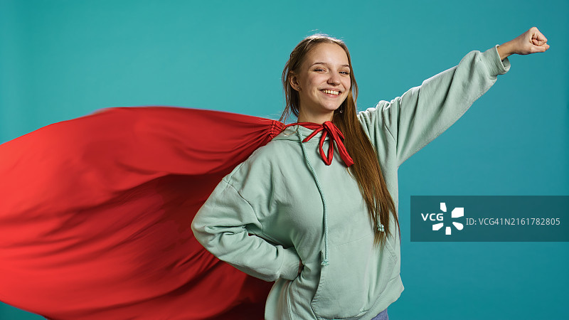 穿着万圣节超级英雄服装的快乐女孩肖像图片素材