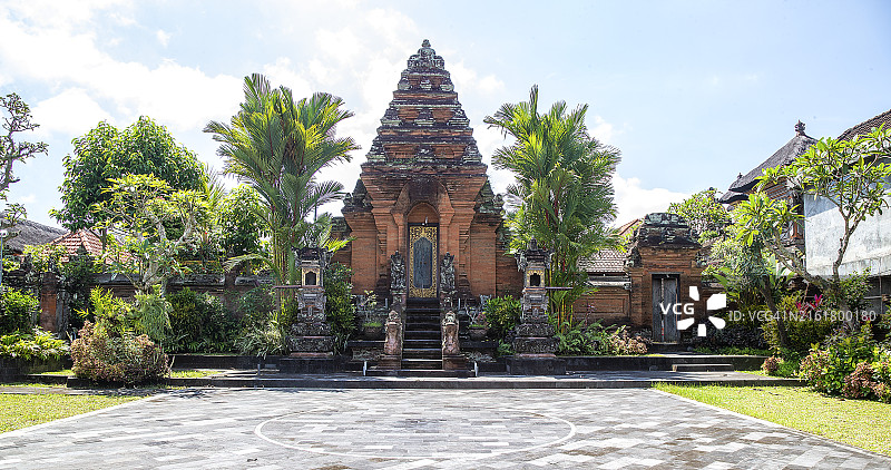 阳光明媚的乌布皇宫正面图片素材