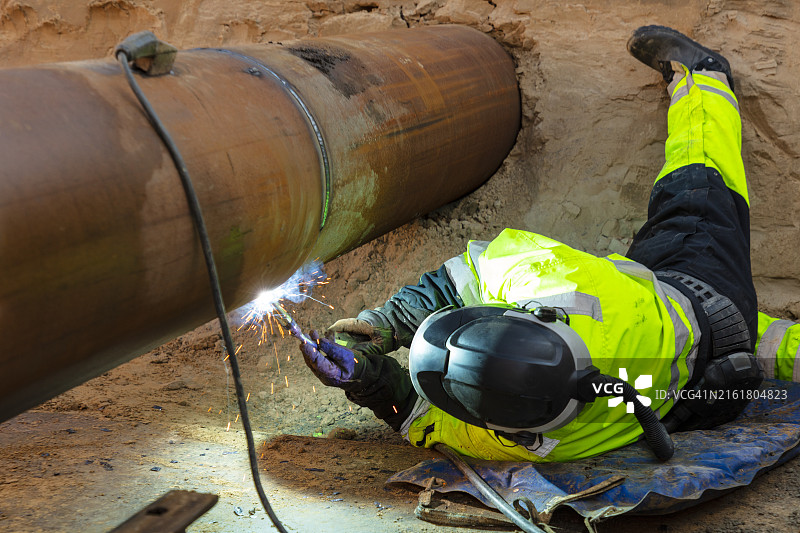 维修工程师在建筑工地焊接管道图片素材