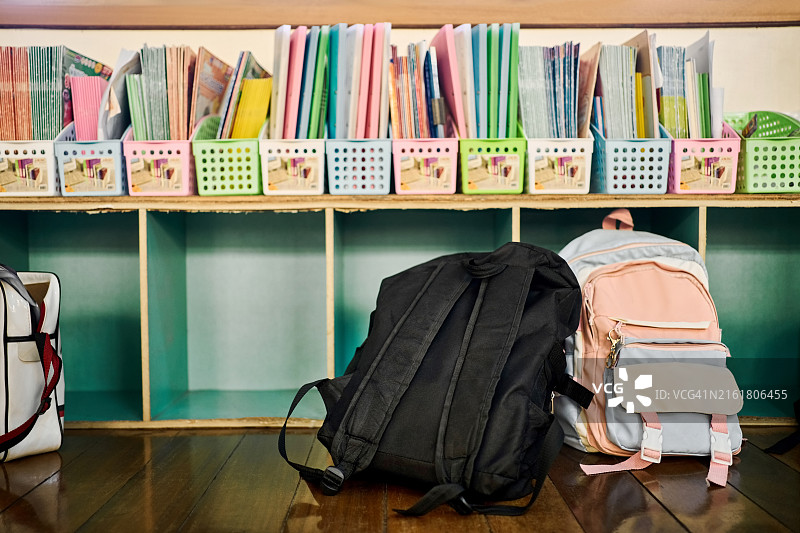 小学教室里装在盒子里的儿童书籍图片素材