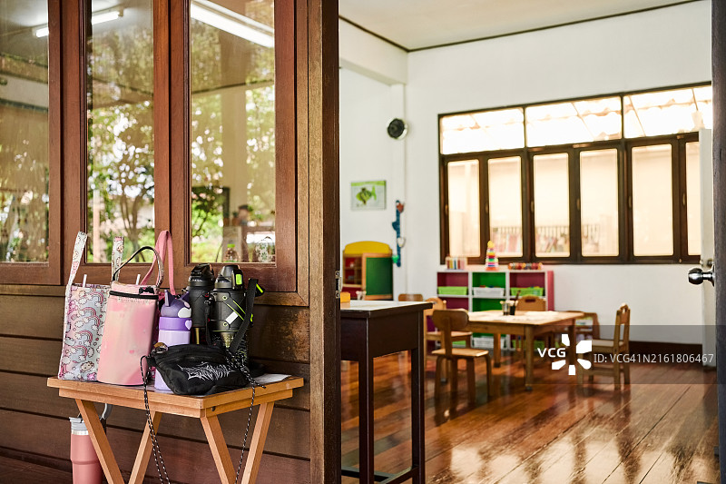 空无一人的小学教室，外面有午餐盒和水瓶图片素材