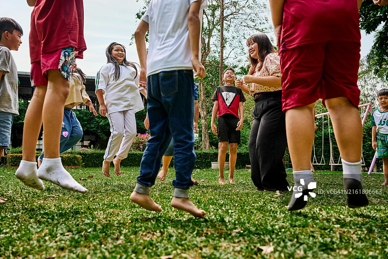 老师在操场上和孩子们玩游戏图片素材
