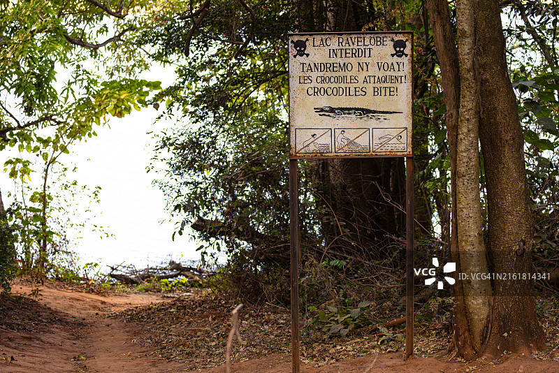 鳄鱼出没安全警示牌图片素材