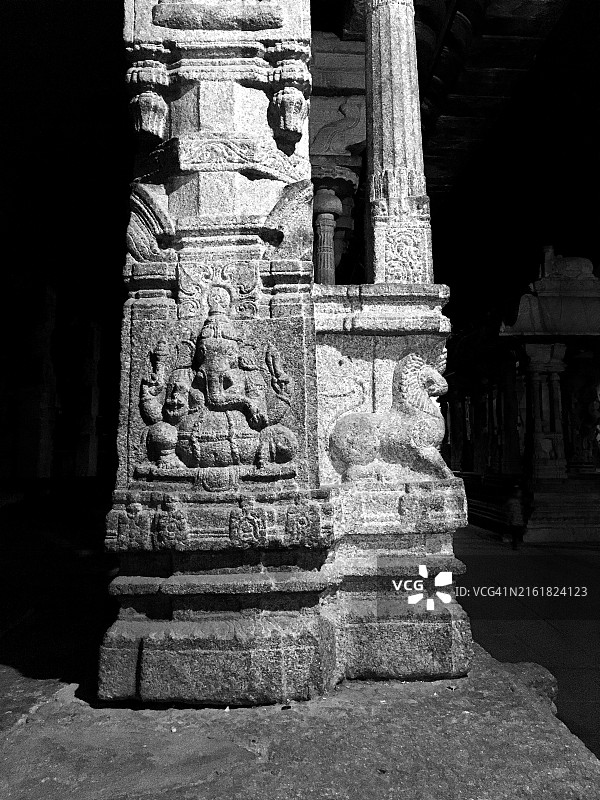 印度亨比维鲁巴克沙神庙中带有 Ganesh 壁画的柱子图片素材