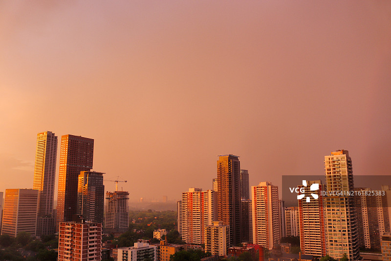 粉色日落彩虹下的金色城市图片素材