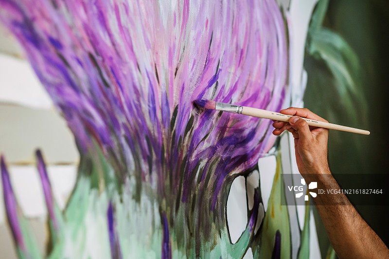 男人创作大型画作，创意职业概念图片素材