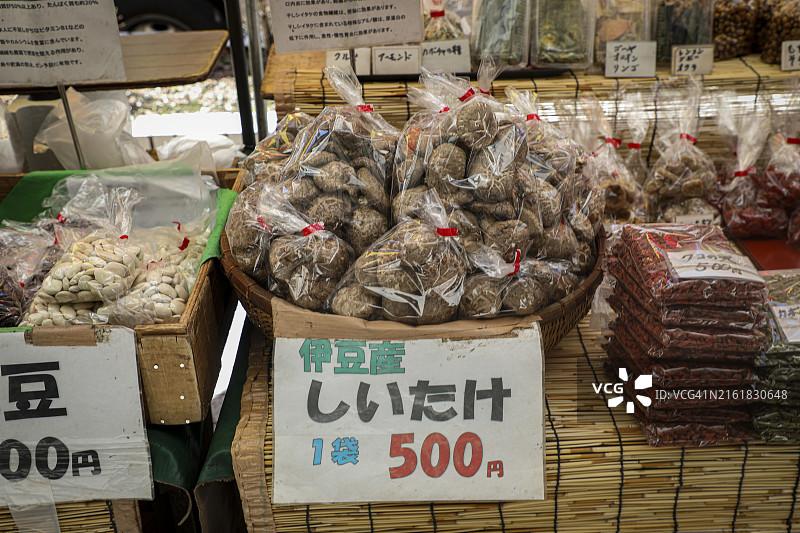 东京街头市场的干货摊位图片素材