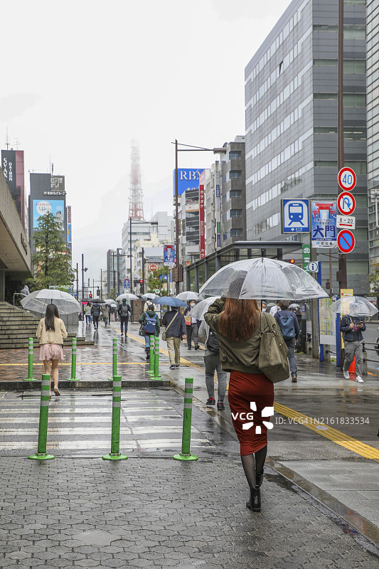东京滨松町的雨天早高峰通勤图片素材
