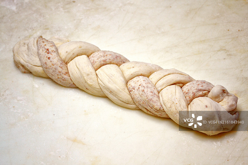 未烘烤的辫子面包面团，可直接烘烤图片素材