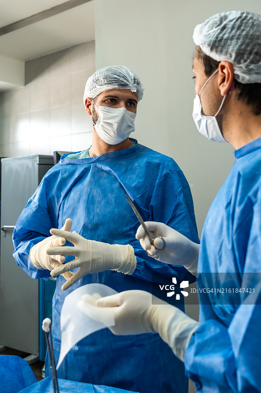 护士裁剪疝气网图片素材