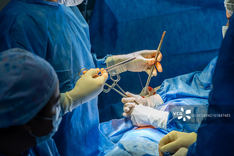 医生为病人缝合图片素材