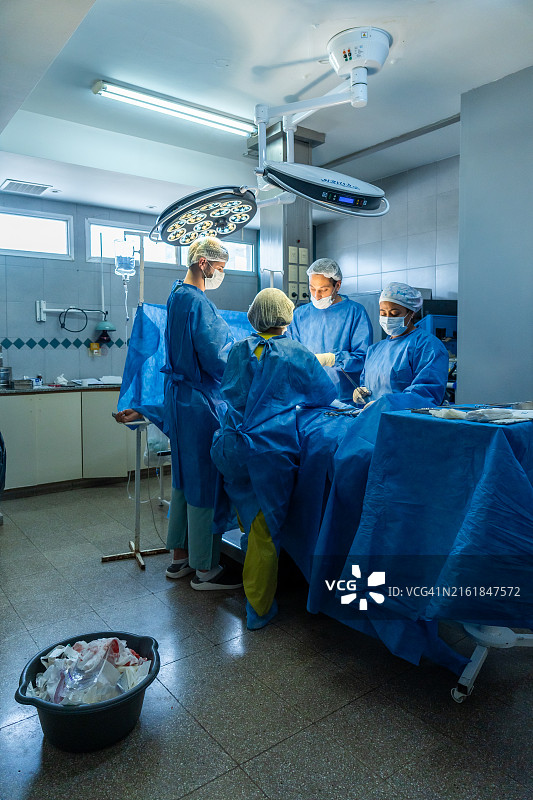 外科医生团队正在拯救生命图片素材