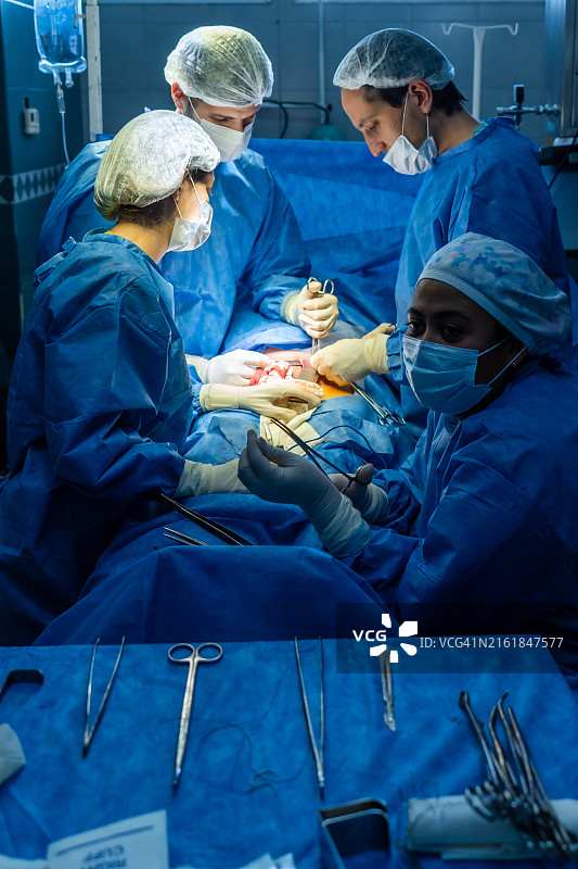 医生给病人做手术并撰写报告图片素材