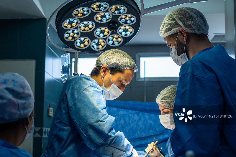 医疗专业人员团队在诊所进行腹腔镜手术图片素材