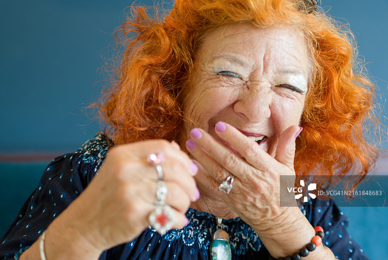 优雅老妇人爽朗的笑声图片素材