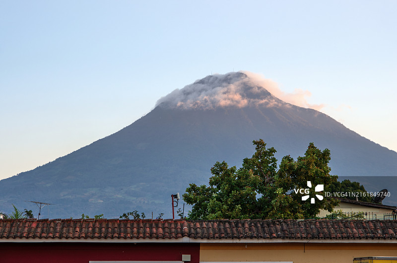 缕缕云彩环绕危地马拉阿卡特南戈火山顶部图片素材