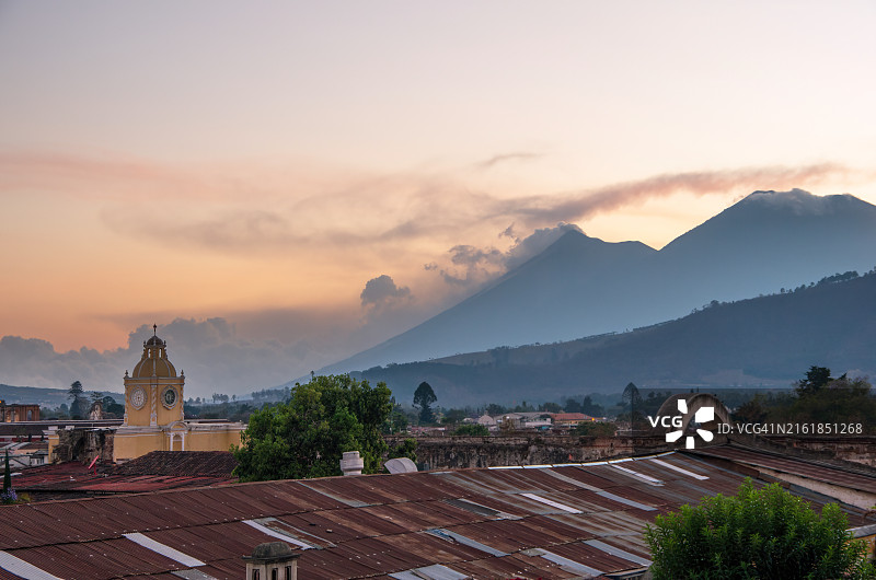 危地马拉萨卡特佩克斯省安提瓜历史街区屋顶日落景色图片素材