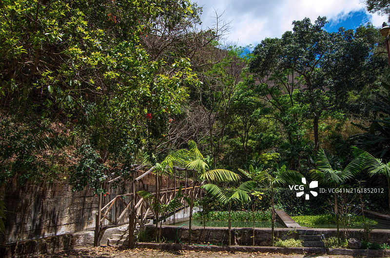 危地马拉安提瓜，池塘上的小桥图片素材