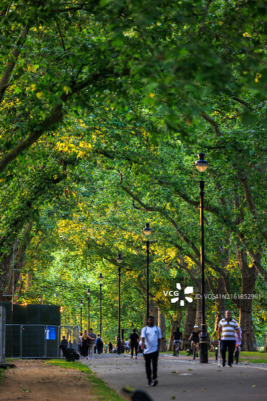 在海德公园小路上骑自行车和慢跑的人图片素材