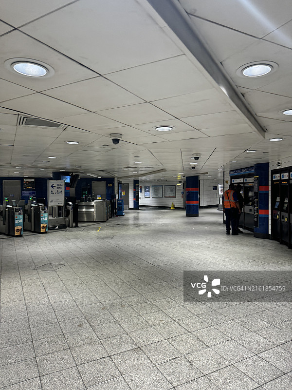 英国伦敦空荡荡的牛津环岛地铁站图片素材