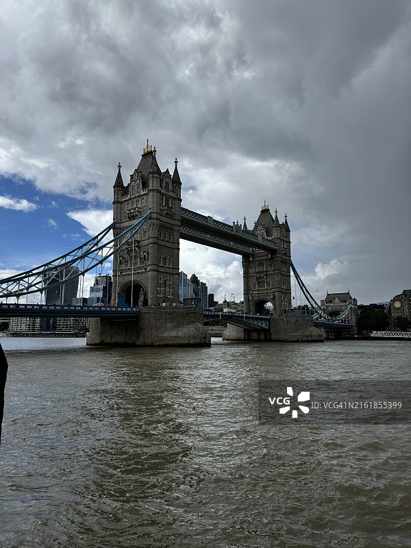 阴天下的伦敦塔桥图片素材