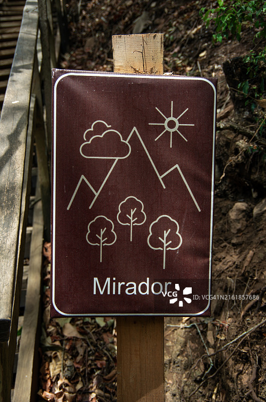 危地马拉圣克里斯托瓦尔埃尔阿尔托的安提瓜山小径上的西班牙语标志，写着“瞭望台”图片素材