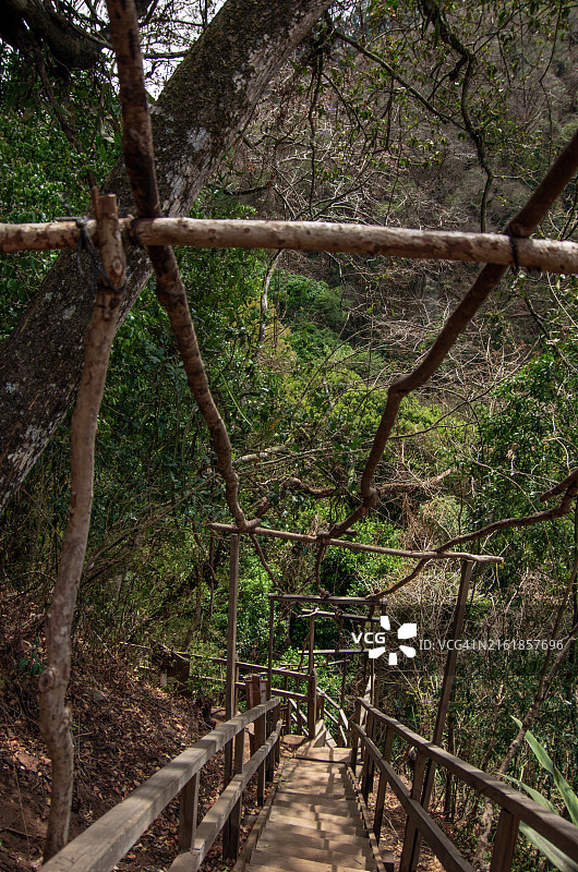 危地马拉圣克里斯托瓦尔埃尔阿尔托菲卡埃尔皮拉尔安提瓜山步道上的木制阶梯图片素材