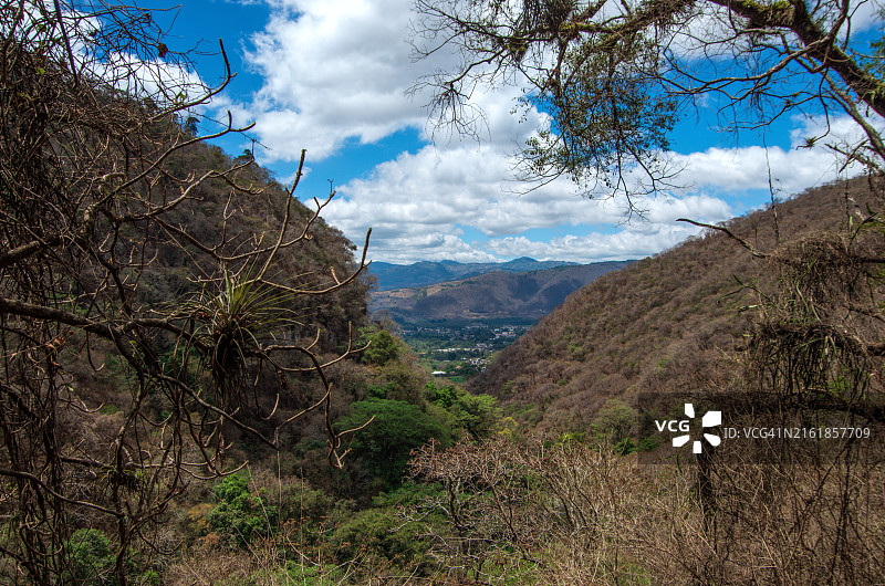 从危地马拉萨卡特佩克斯省圣克里斯托瓦尔埃尔阿尔托的瞭望台眺望安提瓜图片素材