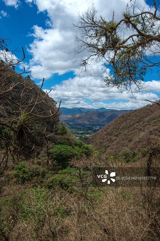 从危地马拉萨卡特佩克斯省圣克里斯托瓦尔埃尔阿尔托的瞭望台眺望安提瓜图片素材