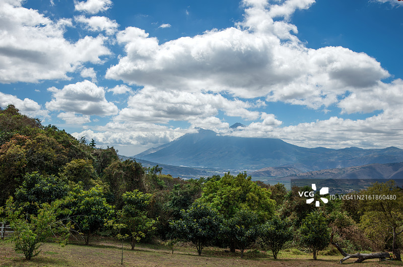危地马拉萨卡特佩克斯省克里斯托瓦尔埃尔阿尔托附近的乡村风光图片素材