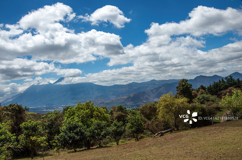 危地马拉萨卡特佩克斯省克里斯托瓦尔埃尔阿尔托附近的乡村风光图片素材