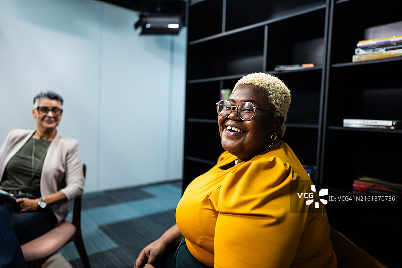 办公室里与心理健康专业人士交谈的年轻女人图片素材