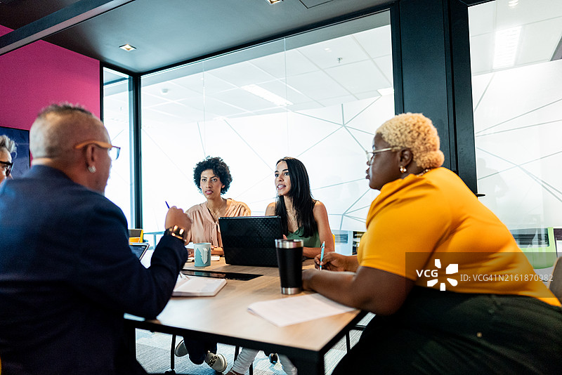 办公室商务会议中的同事图片素材